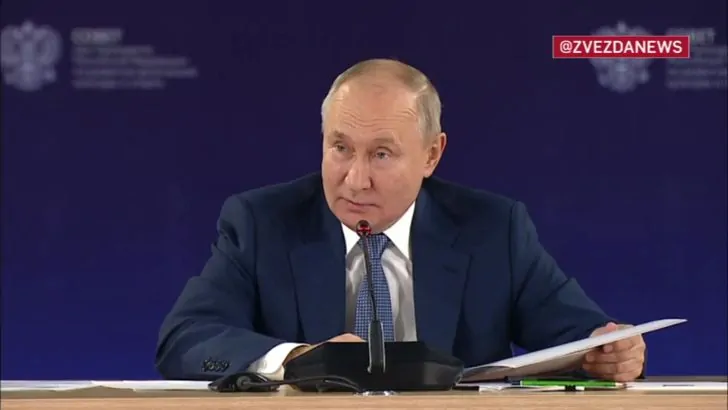 Табак, допуслуги и отказ от защиты нацменьшинств: Путин подписал новые законы