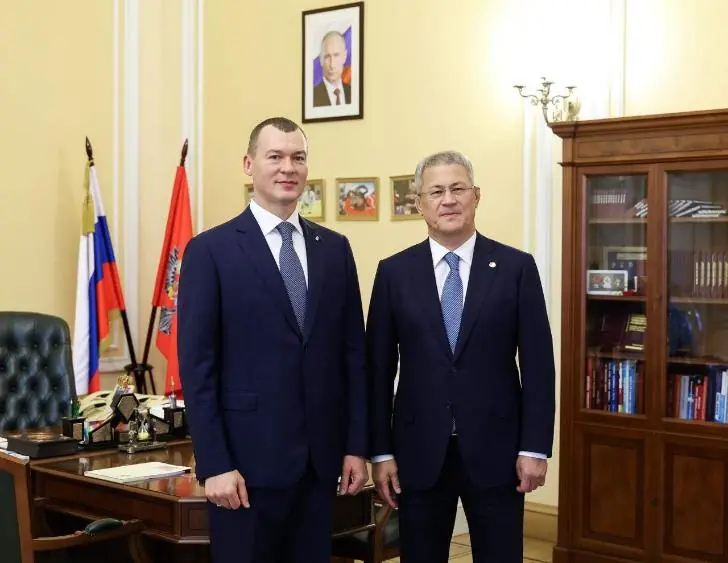 Федеральный министр вручил Хабирову медаль 