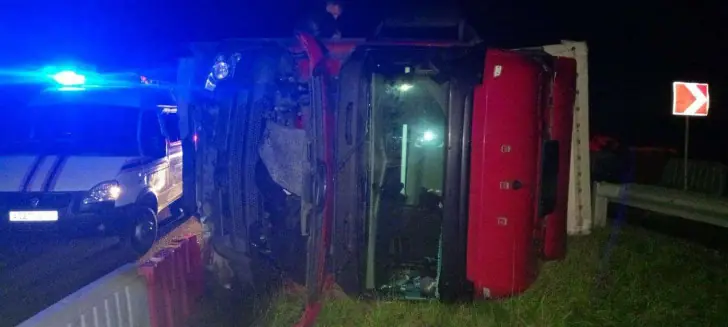 На трассе в Башкирии перевернулась фура: известно состояние водителя 