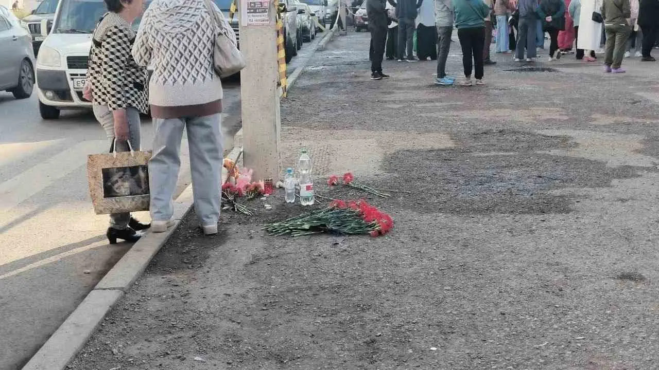 Стихийный мемориал погибшим появился у ТЦ «Солнечный» в Стерлитамаке