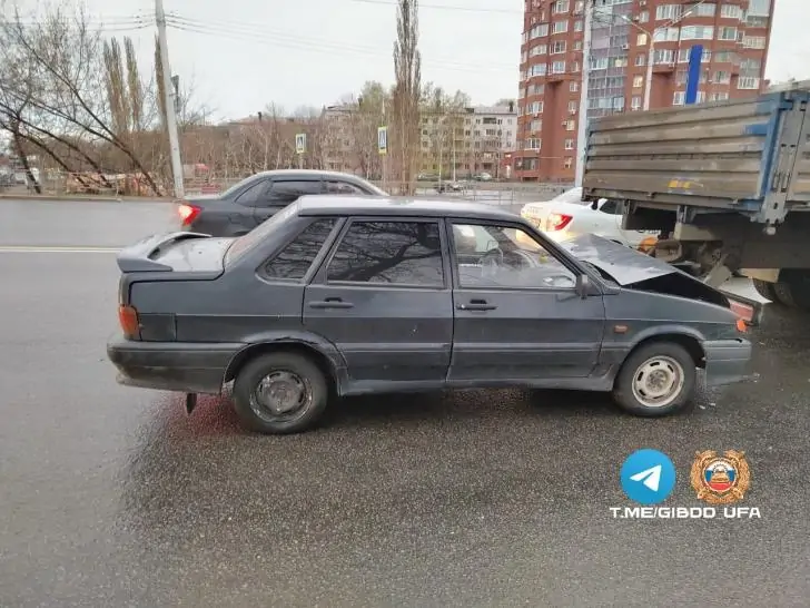 В Уфе легковушка влетела в грузовик на светофоре