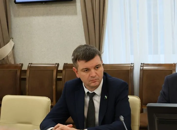 «Многозначительно подышал в трубку». Как директор Уфаводоканала прокомментировал потоп у автосалона