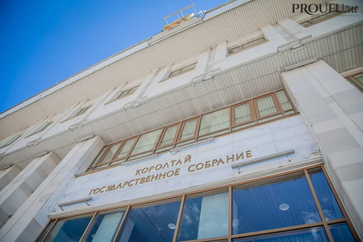 Курултай Башкирии предложил повысить предельный возраст пребывания чиновников на службе
