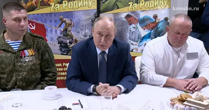 В госпитале Путин поблагодарил бойцов СВО за иконы с пулями
