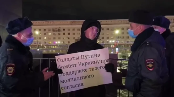 В России проходят акции против спецоперации на Украине. Протестующих задерживает полиция