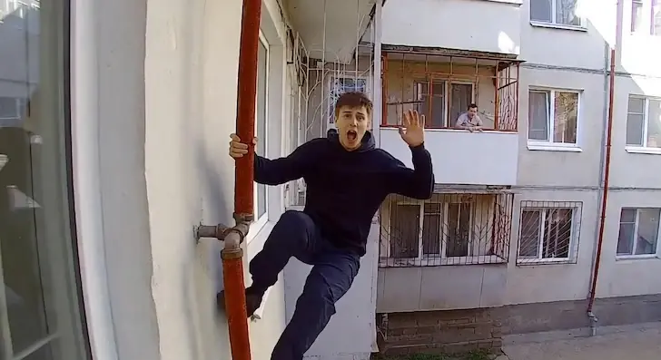 В Уфе «Человек-паук» испугался женщины и спрыгнул со стены дома