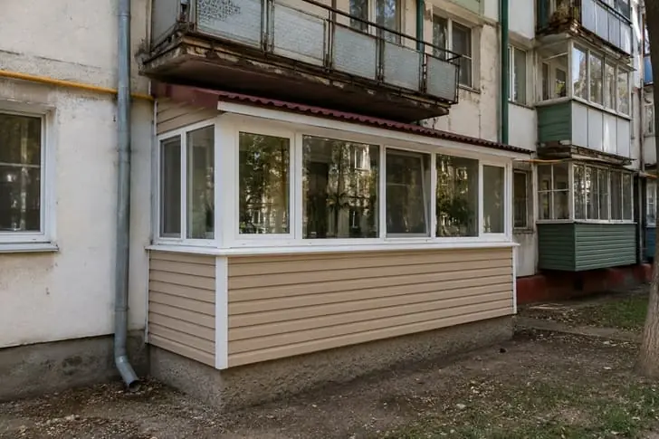 Незаконную лоджию заставили снести по требованию соседки: чем закончился судебный спор