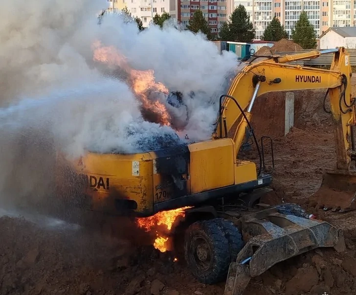 В Башкирии загорелась стройтехника
