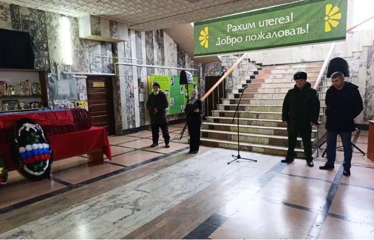 Гроб с военным выставили рядом с плакатом «Добро пожаловать!» в российском селе