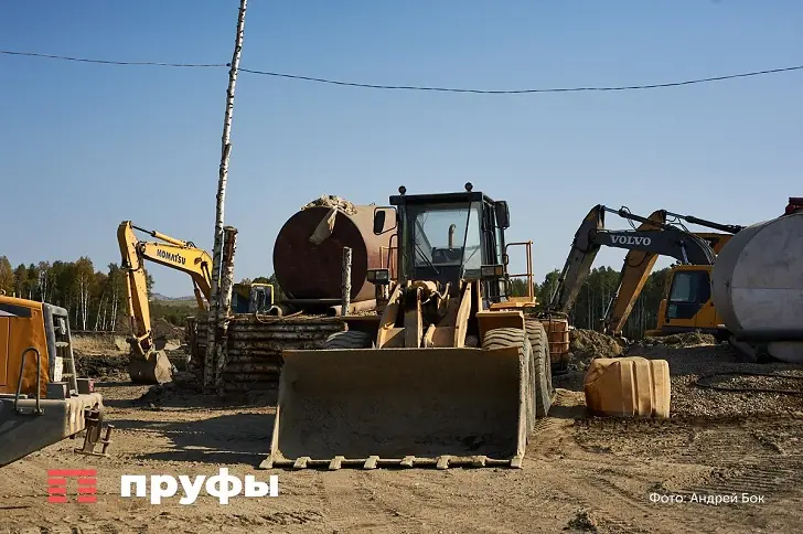 Часть дома рухнула на детскую площадку в Уфе