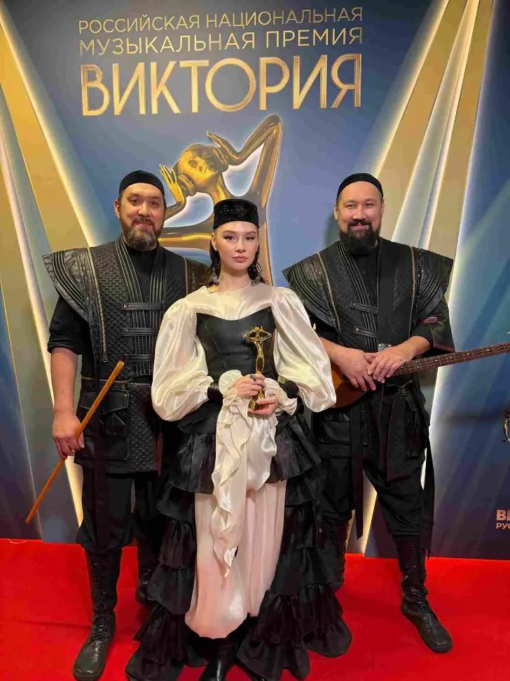 AY YOLA стала лучшей поп-группой года 