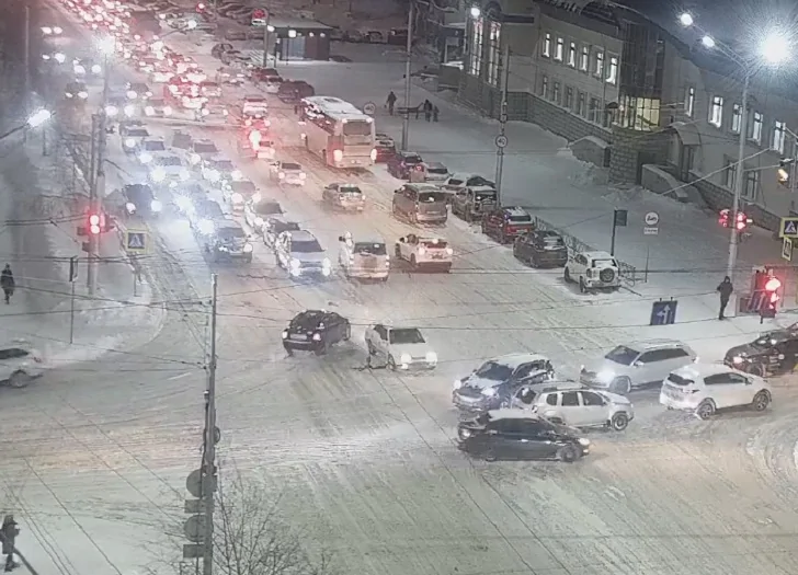 «50 оттенков красного»: вся Уфа встала в сильнейших 10-бальных пробках