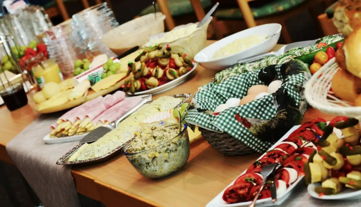 Обхожу за километр: какие блюда не стоит брать на шведском столе — и в Египте, и в Турции