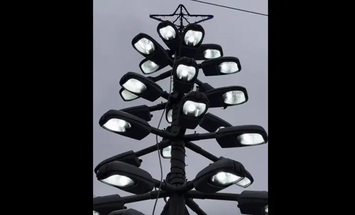 Норм или стрем? В Уфе установили елку из списанки