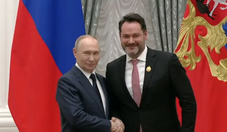 Путин вручил оперному певцу из Башкирии Ильдару Абдразакову знак «Народный артист РФ»