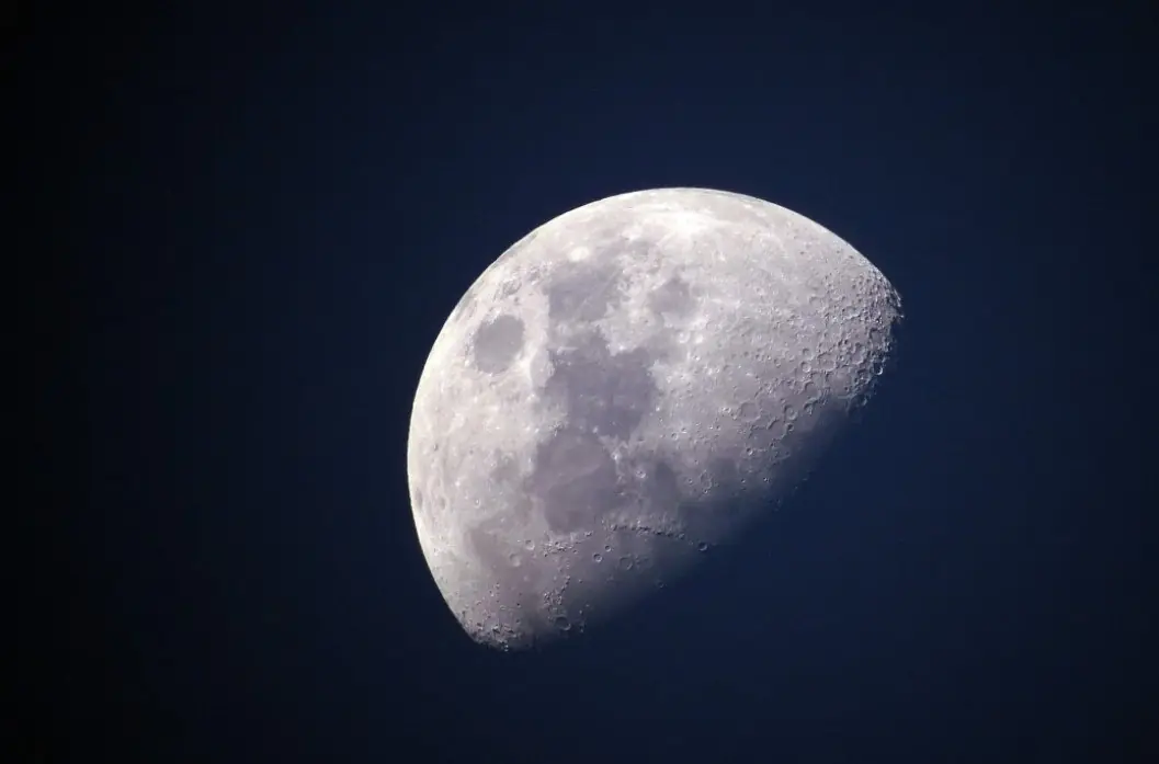 NASA запустила астронавтов в полет вокруг Луны