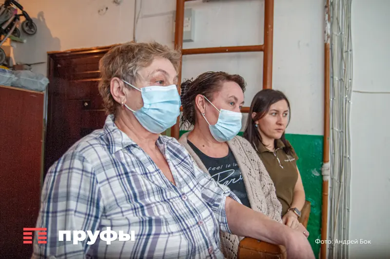 Грязь под ковриком у квартиры: должна ли уборщица подъезда это мыть