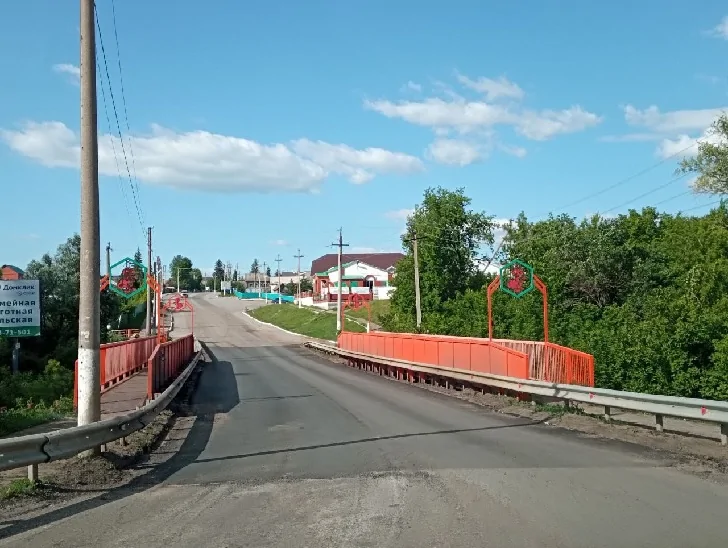 «Едет бай – дорогу стелят»: перед приездом Хабирова починили разваливающийся мост 