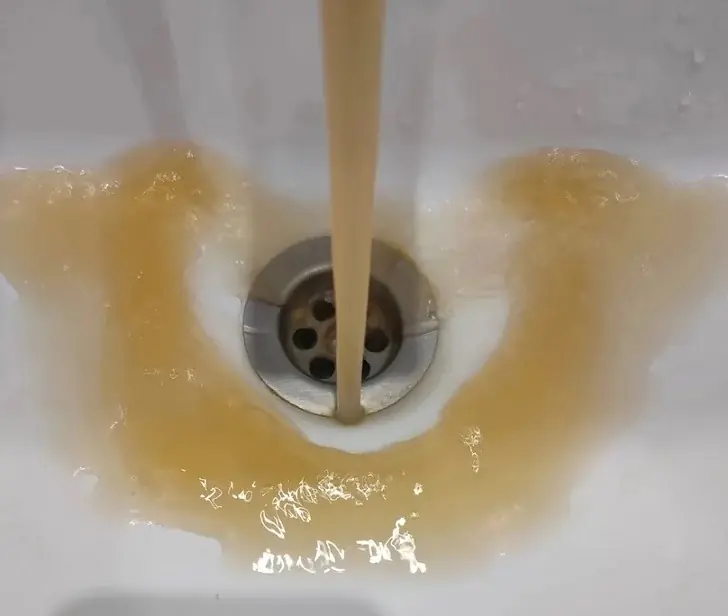 «И это из года в год!»: жители Башкирии обратились в суд по поводу грязной воды из-под крана в Стерлитамаке