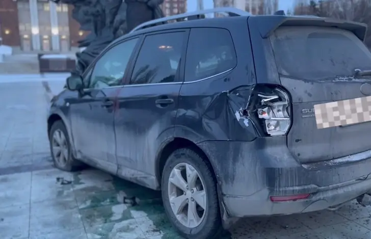 В Уфе иномарка влетела в памятник Мустаю Кариму