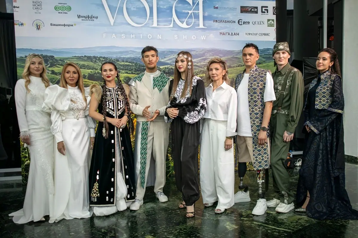 «Мода без границ»: как в Уфе прошел показ Volga Fashion Show с шоу холостяков, инклюзивными моделями и этническими коллекциями. Фоторепортаж