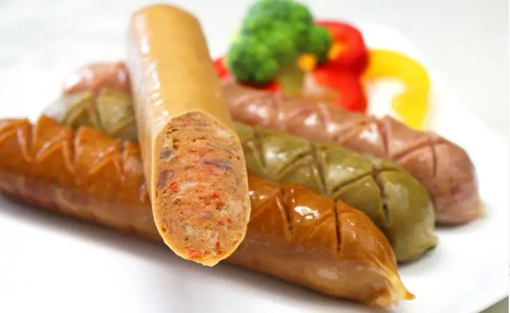 Жителей РФ предупредили, что переработанное мясо является доказанным канцерогеном 