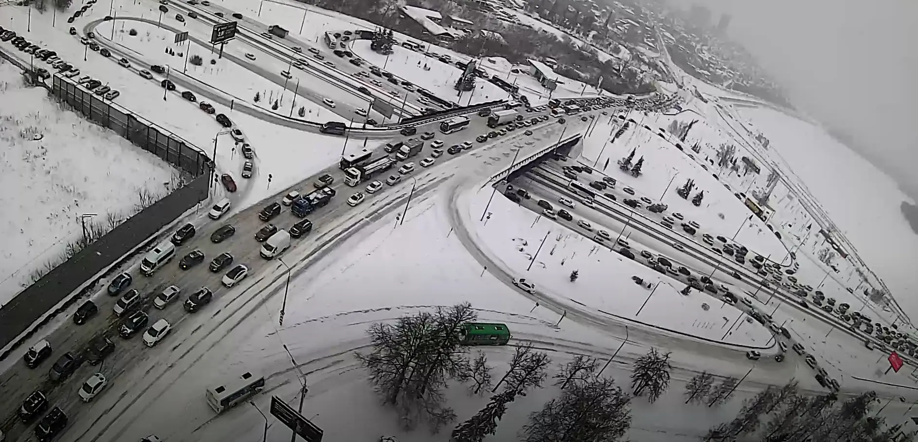 «Уфа утонет в снегу и грязи, как Челябинск». Честный рассказ коммунальщика, почему снегопад – это 10-балльные пробки, и будет только хуже