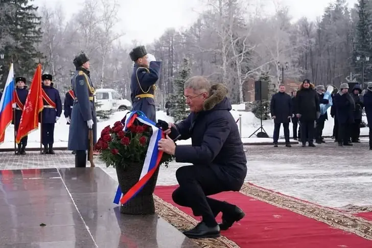 Радий Хабиров возложил цветы перед Вечным огнем в Уфе