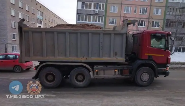 Школьница в Уфе попала под колеса грузовика