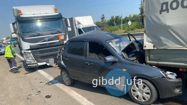 В Башкирии на трассе Уфа - Оренбург столкнулись пять автомобилей