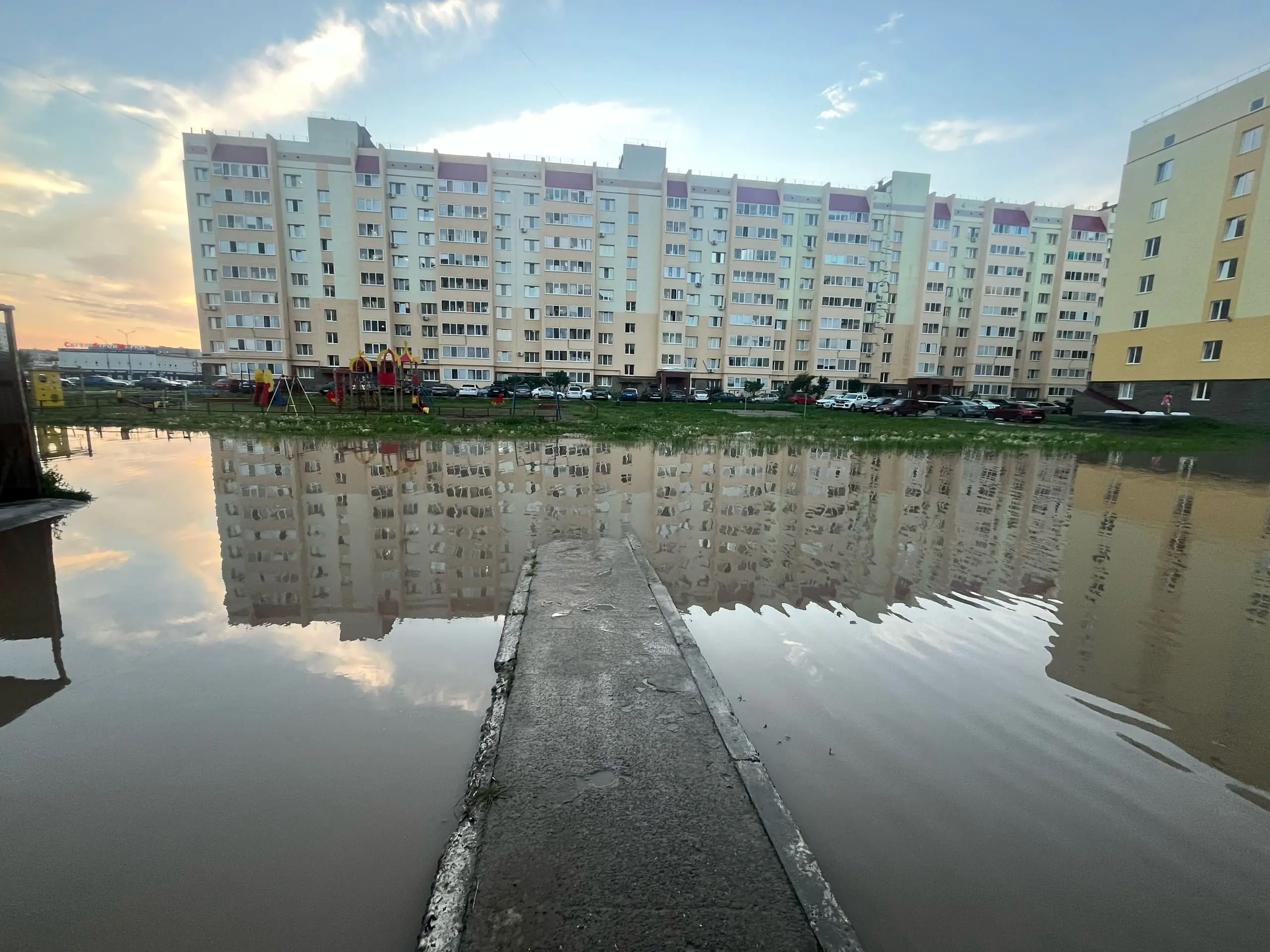 «Живём вечно в воде в болоте и в грязи». Власти посоветовали жителям обходить затопленный двор в Нефтекамске 