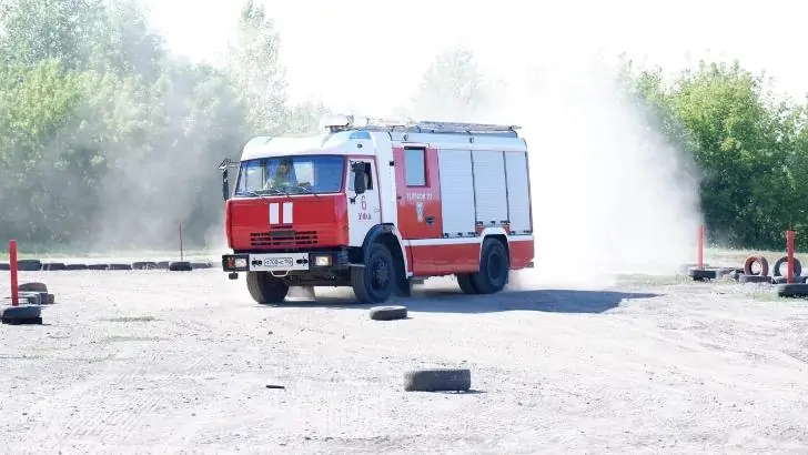 Уфимские пожарные устроили гонки на пожарных машинах
