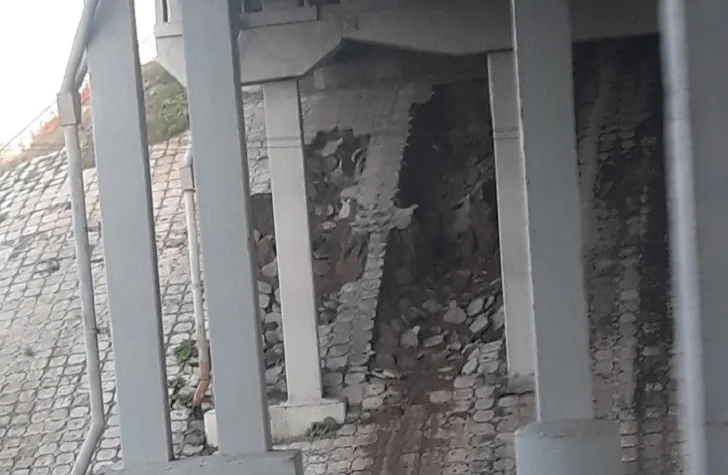 Под мостом в Уфе обвалился грунт