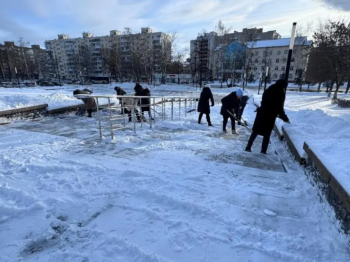В Уфе засняли, как сотрудники мэрии копают снег лопатой