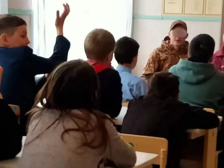 Участник СВО пришел в школу к детям