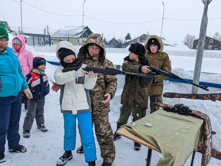 В Башкирии детям дали пострелять и научили разбирать и собирать автомат Калашникова