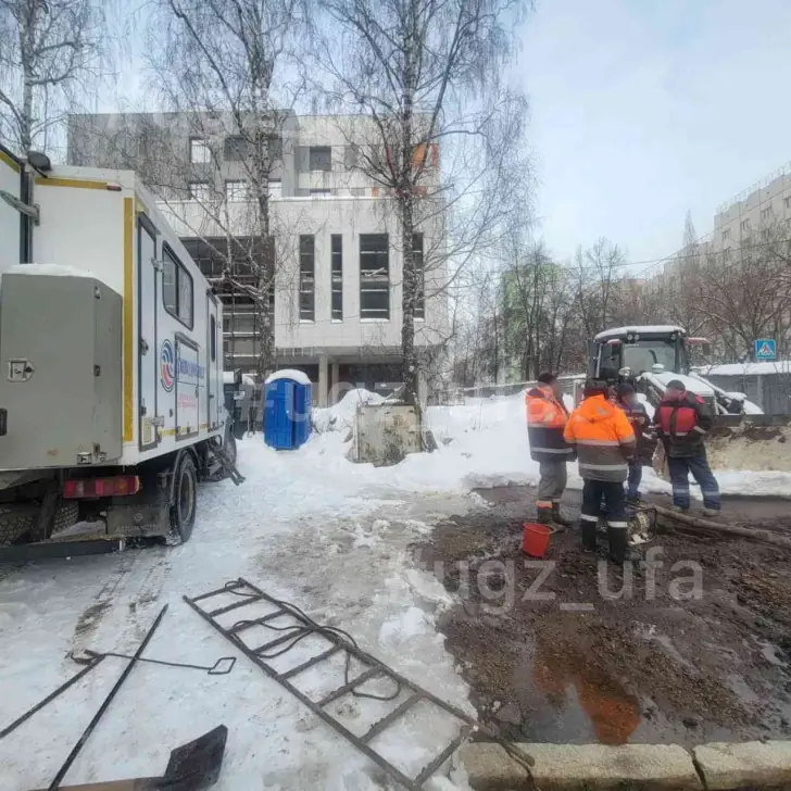 Трубопровод прорвало во дворе одной из крупнейших больниц Уфы