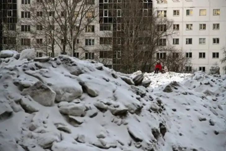 В Уфе сотрудница школы добилась компенсации за сломанную на скользких тротуарах ногу
