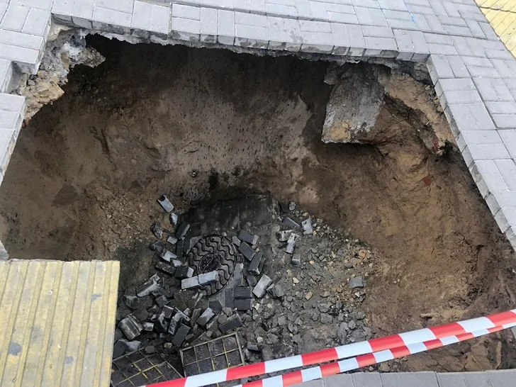 Стали известны причины провала грунта возле театра Камала в Казани