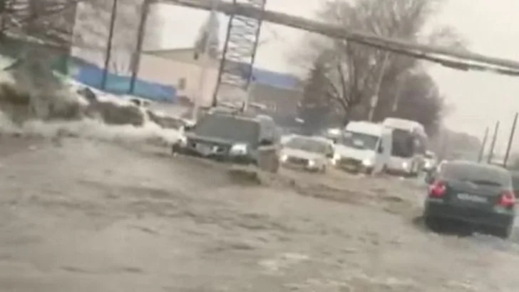 Уфа плывет. Горожане засняли на видео «байкалы» на улицах города