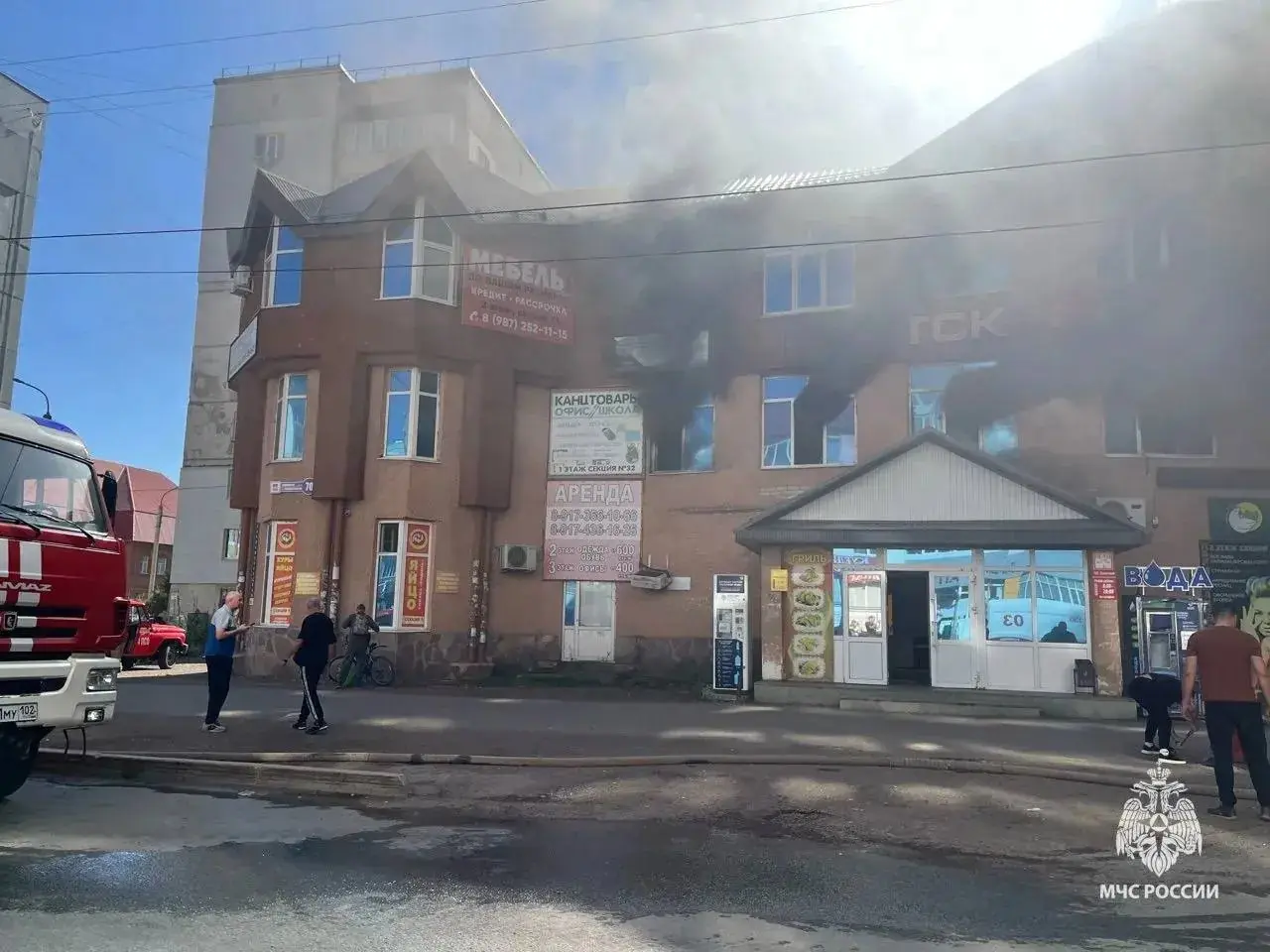 Люди выпрыгивают из окон горящего ТЦ в Башкирии, трое погибли