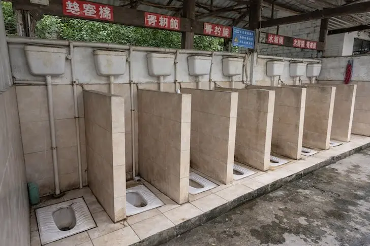 Почему в Китае туалеты без дверей — и причем здесь правительство 