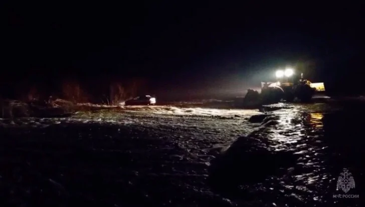 Бушующее половодье: поток воды смыл автомобиль в кювет в Башкирии