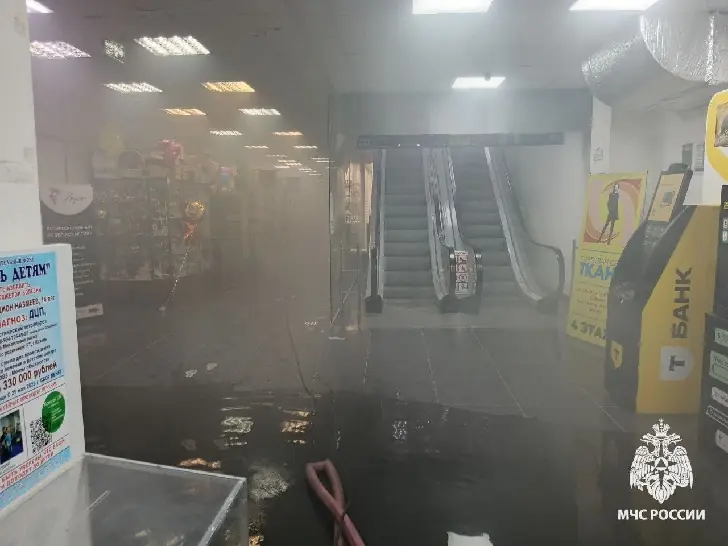Пожар в ТЦ «Звёздный» в Уфе: более 300 человек срочно эвакуировали 