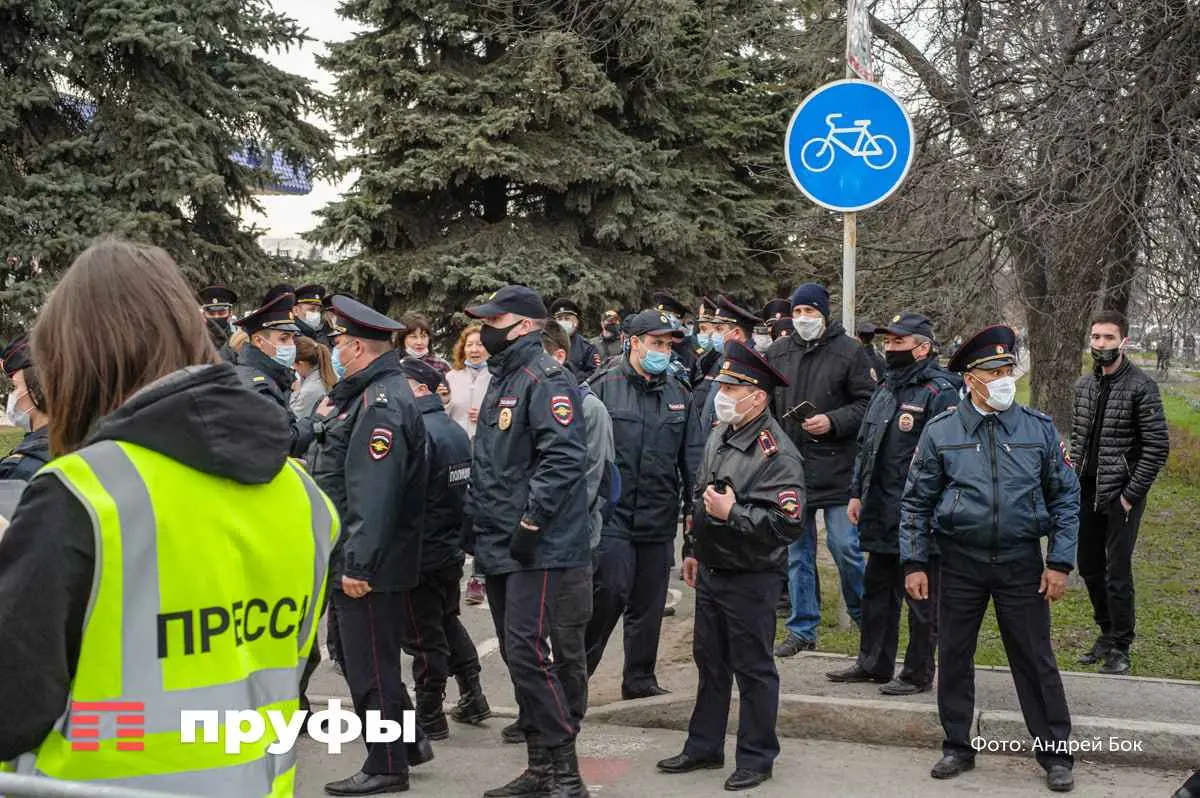 Главреда «Базы» ОМОН забрал из дома – а в редакцию издания пришла полиция с обысками