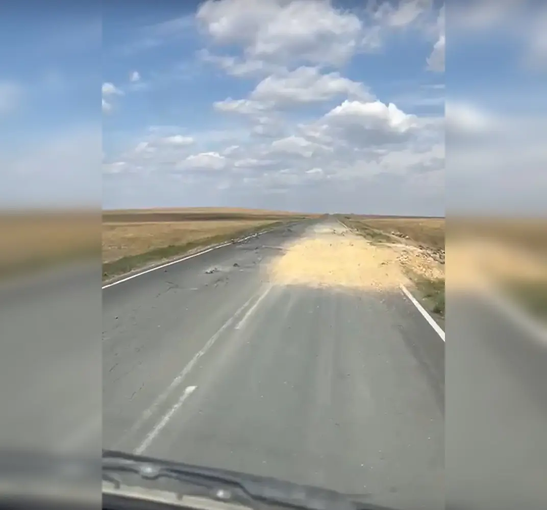 В Башкирии водители объезжают по обочине дорогу, которую ремонтировал Минтранс