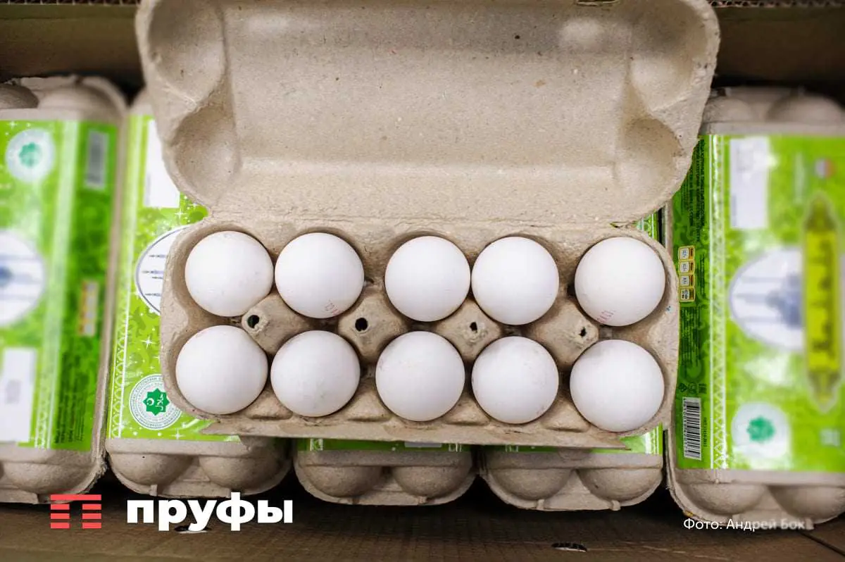 Как легко очистить вареные яйца: просто добавьте это в кастрюлю