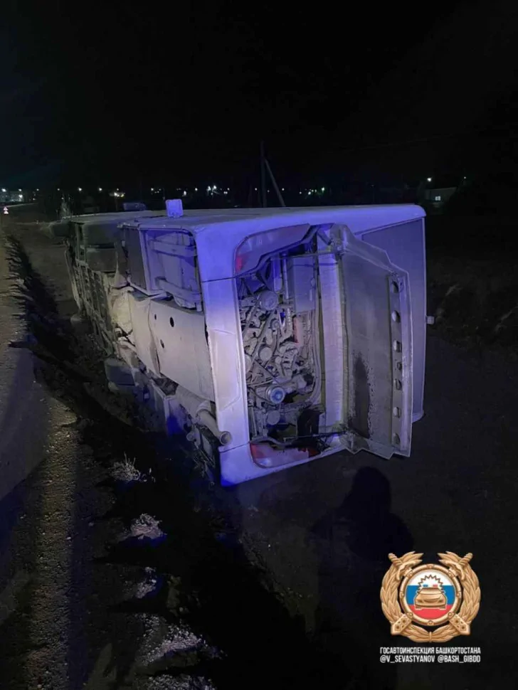 Пассажирский автобус перевернулся в Уфе