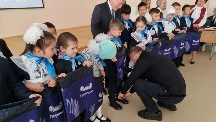 Глава Башкирии рассказал, почему завязал шнурки школьнику