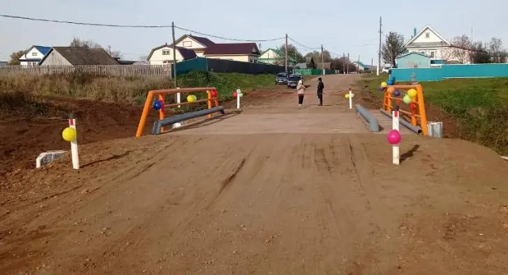 С шарами и красной лентой: разваливающийся мост в Башкирии был отремонтирован